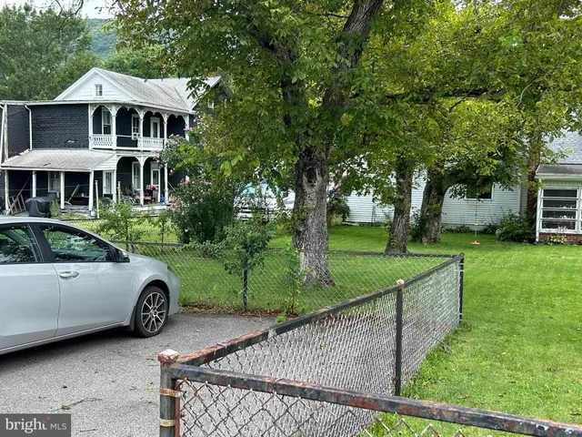 a view of a house with a backyard