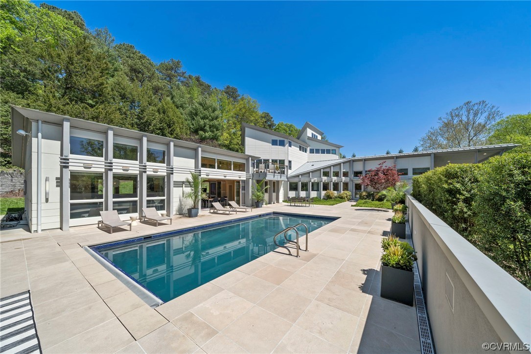 640 Walsing Drive Henrico, VA 23229 - Photo 28 of 37 a view of a house with backyard and sitting area