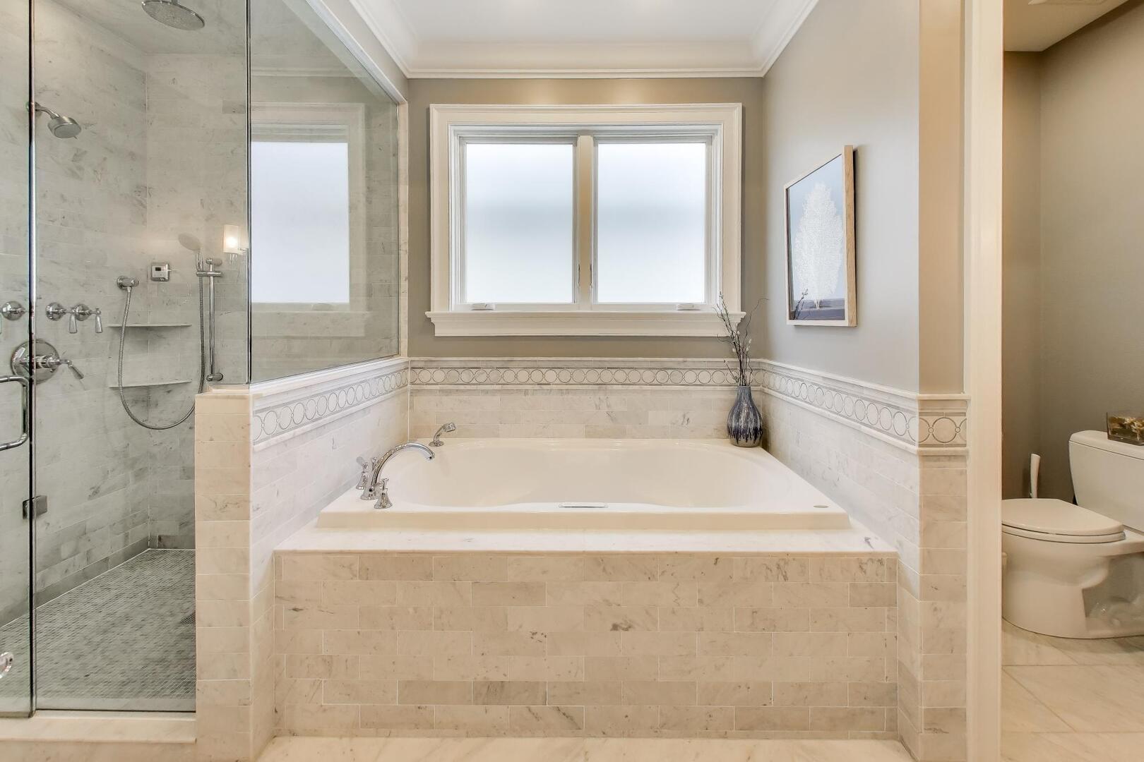 1428 West George Street Chicago, IL 60657 - Photo 22 of 66 a bathroom with a bathtub and toilet