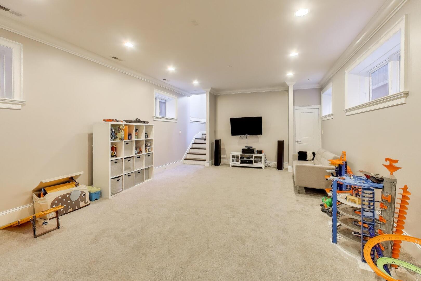 1428 West George Street Chicago, IL 60657 - Photo 39 of 66 a room with furniture and a flat screen tv