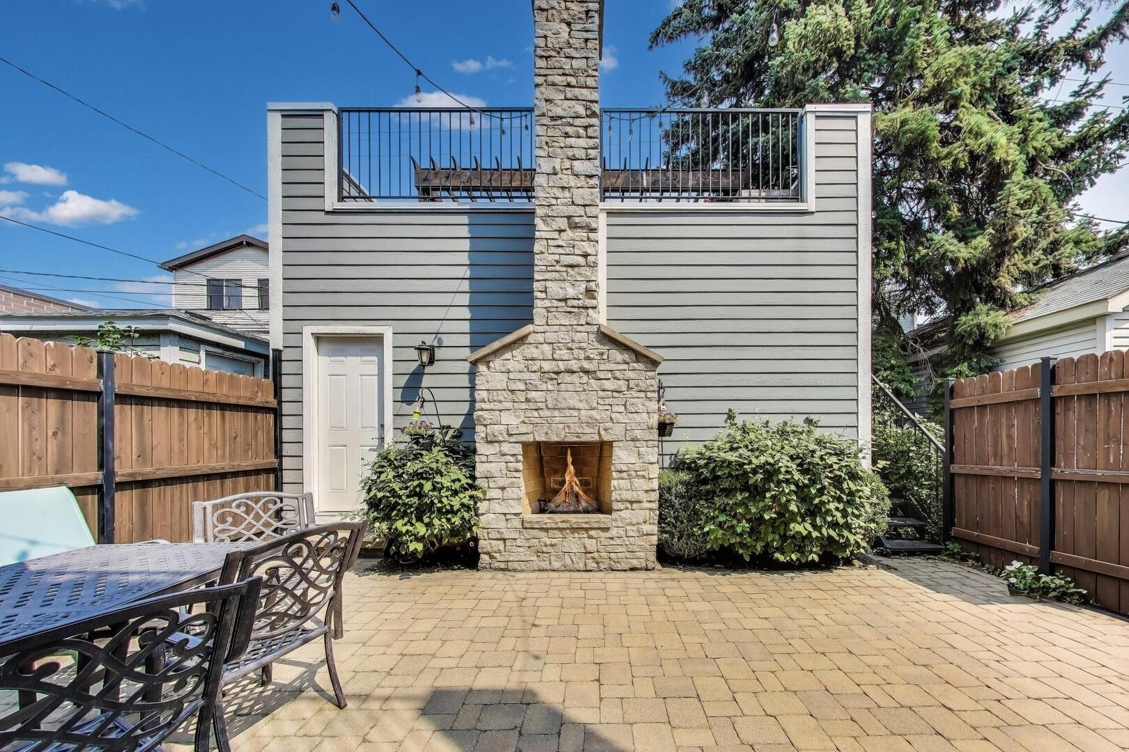 1428 West George Street Chicago, IL 60657 - Photo 55 of 66 a front view of a house with garden