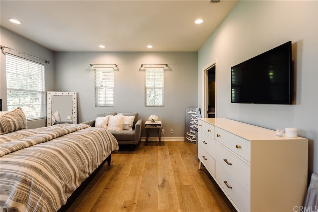 26 Seabluff Newport Beach, CA 92660 - Photo 39 of 59 a spacious bedroom with a bed and a flat screen tv
