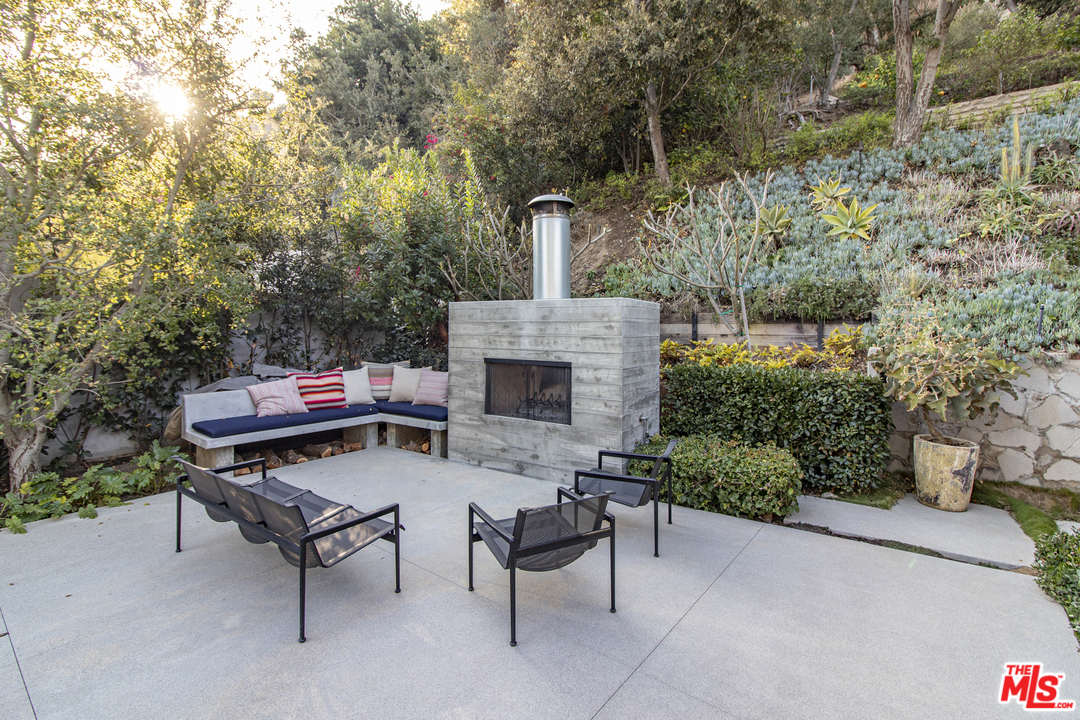 535 East Channel Road Santa Monica, CA 90402 - Photo 14 of 41 a backyard of a house with outdoor seating