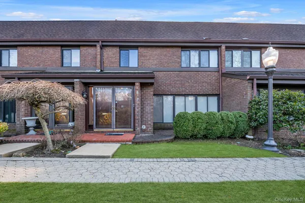 $899,000 | 5 Fox Ridge, Roslyn, NY 11576