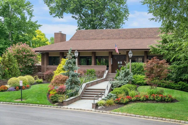 $899,000 | 5 Fox Ridge, Roslyn, NY 11576