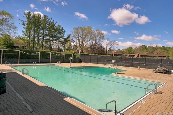 $899,000 | 5 Fox Ridge, Roslyn, NY 11576