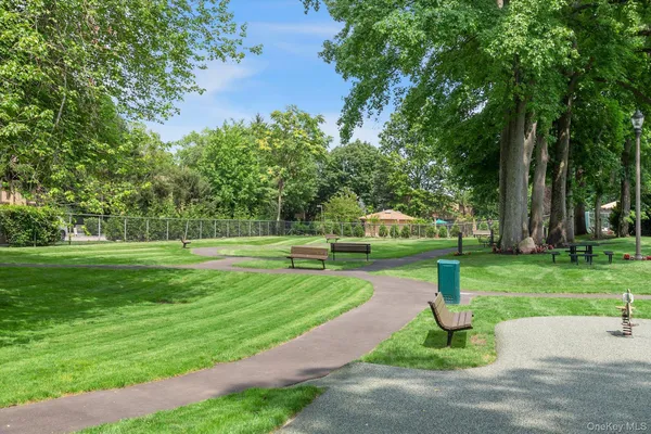 $899,000 | 5 Fox Ridge, Roslyn, NY 11576