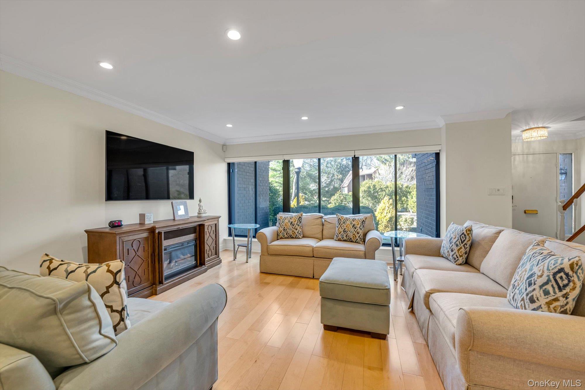 5 Fox Ridge Roslyn, NY 11576 - Photo 3 of 16