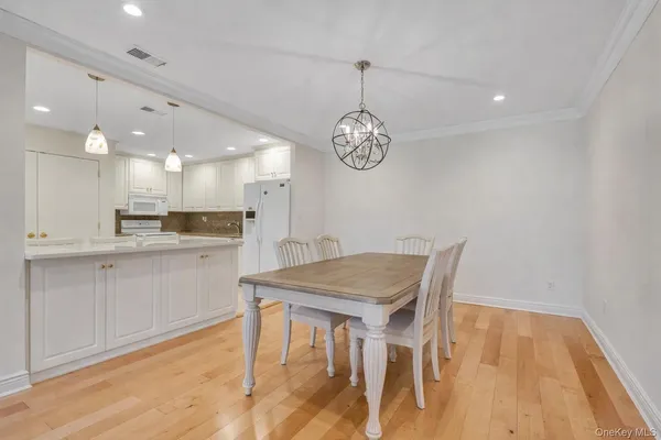 $899,000 | 5 Fox Ridge, Roslyn, NY 11576