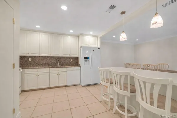 $899,000 | 5 Fox Ridge, Roslyn, NY 11576