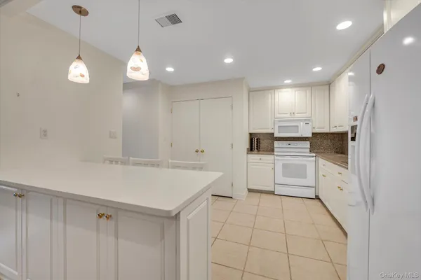 $899,000 | 5 Fox Ridge, Roslyn, NY 11576