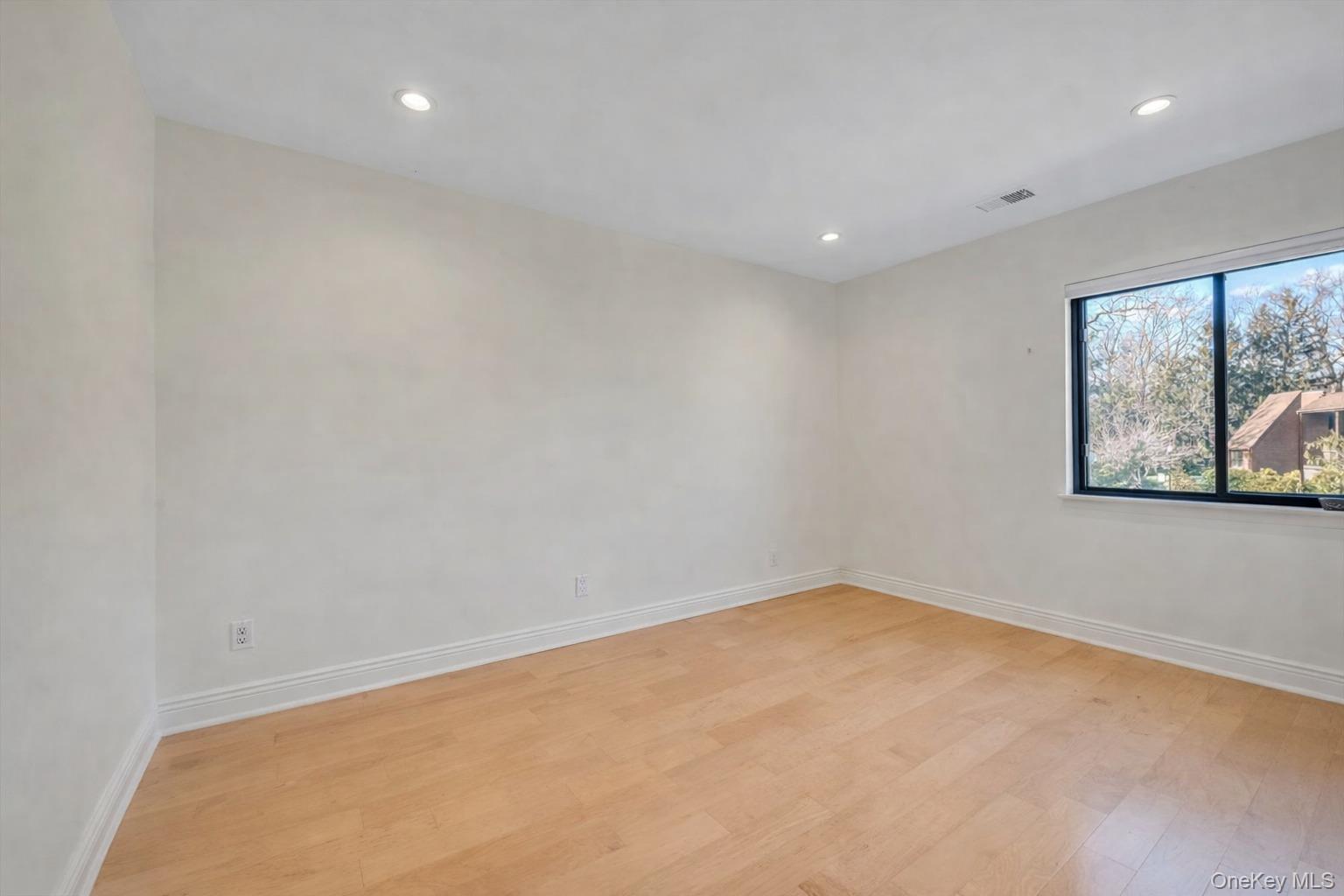 5 Fox Ridge Roslyn, NY 11576 - Photo 9 of 16