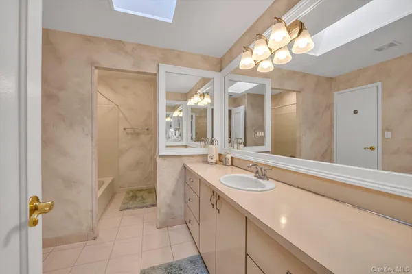 $899,000 | 5 Fox Ridge, Roslyn, NY 11576