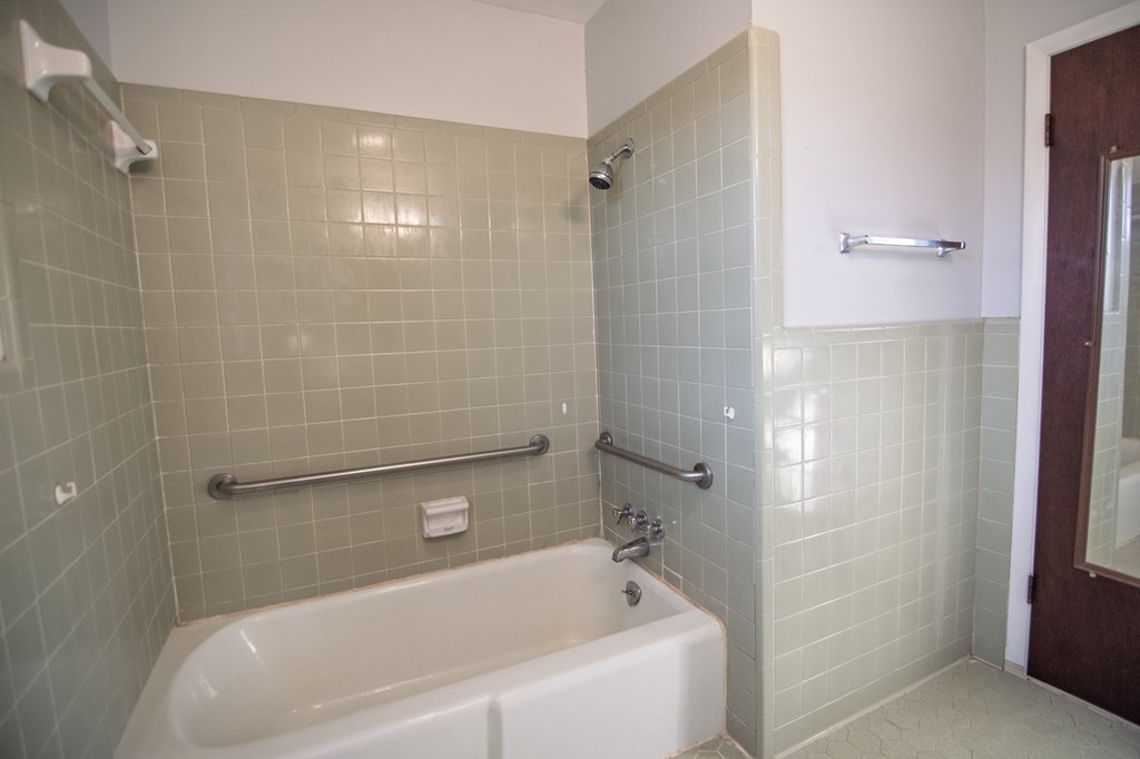 30 North G Street Hamilton, GA 31811 - Photo 12 of 35 a bathroom with a bathtub