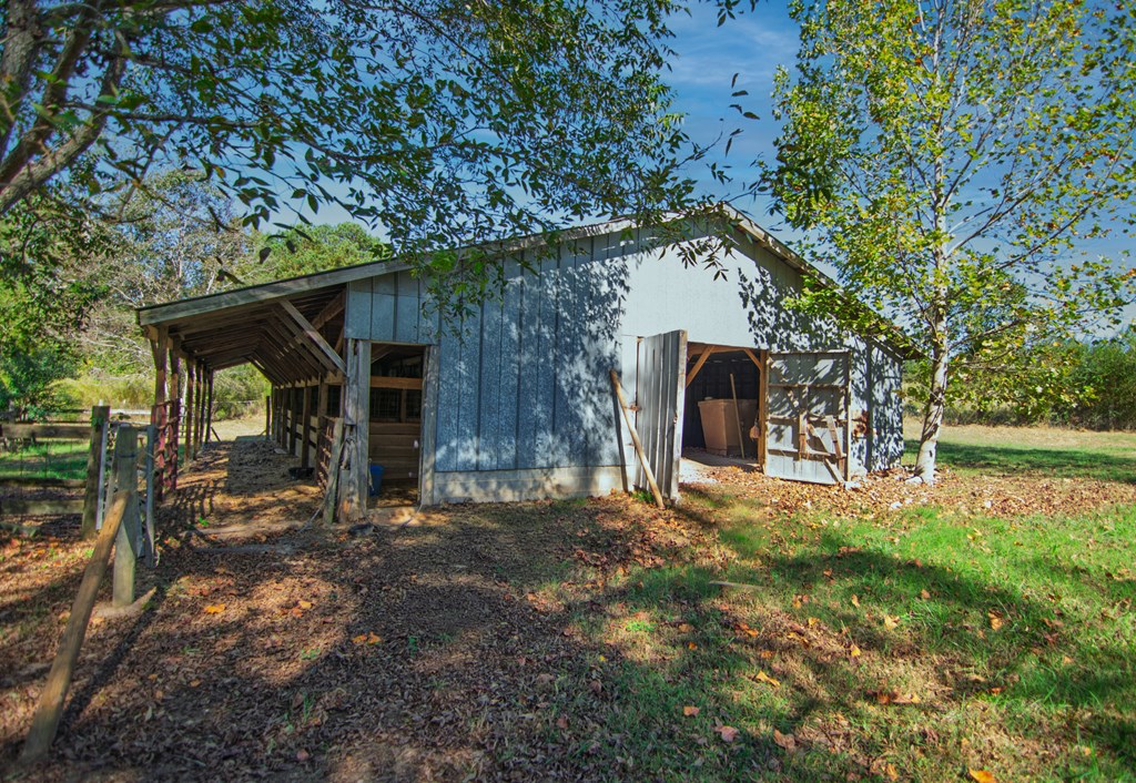 30 North G Street Hamilton, GA 31811 - Photo 23 of 35 a backyard of a house with table and chairs