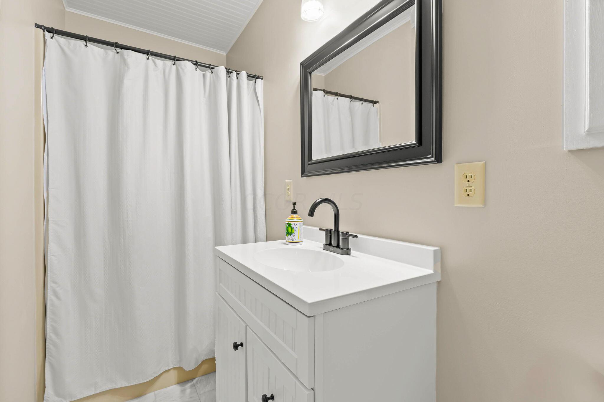 2155 Sandston Road Columbus, OH 43220 - Photo 26 of 40 Full Bathroom
