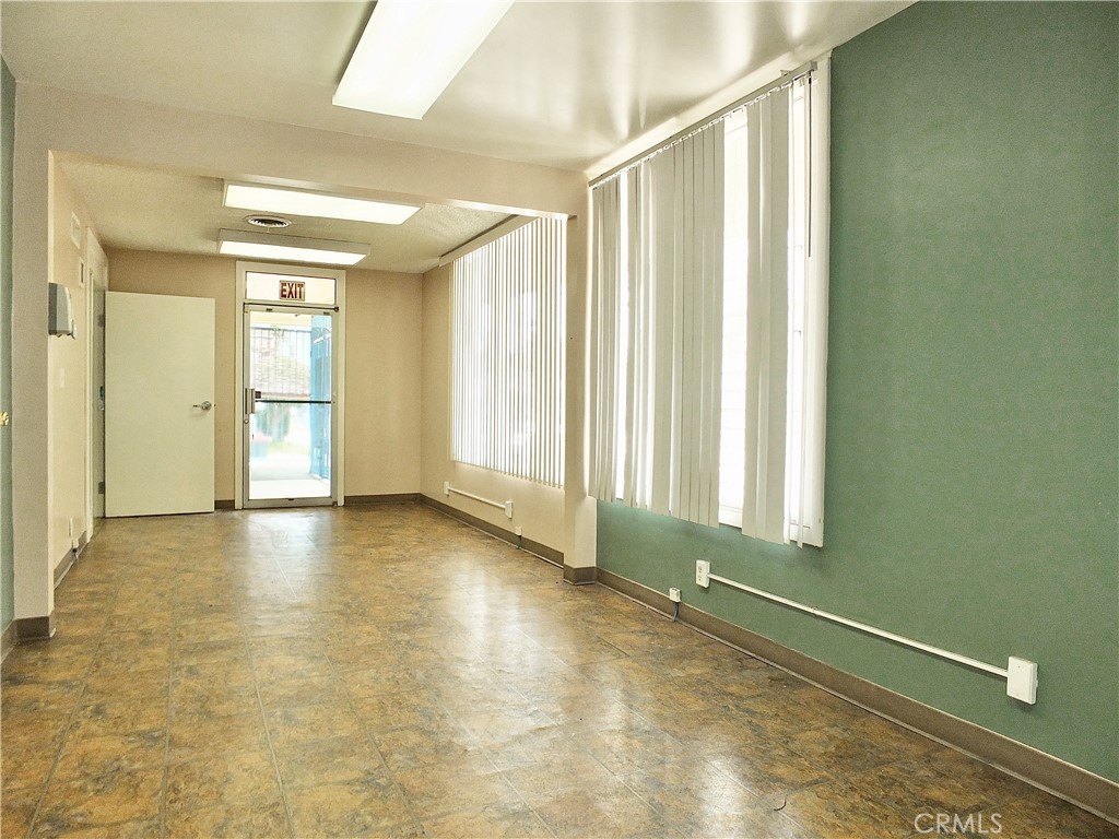 830 Atlantic Avenue Long Beach, CA 90813 - Photo 26 of 75 a view of an empty room with a window