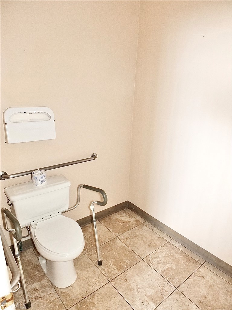 830 Atlantic Avenue Long Beach, CA 90813 - Photo 50 of 75 a bathroom with a toilet
