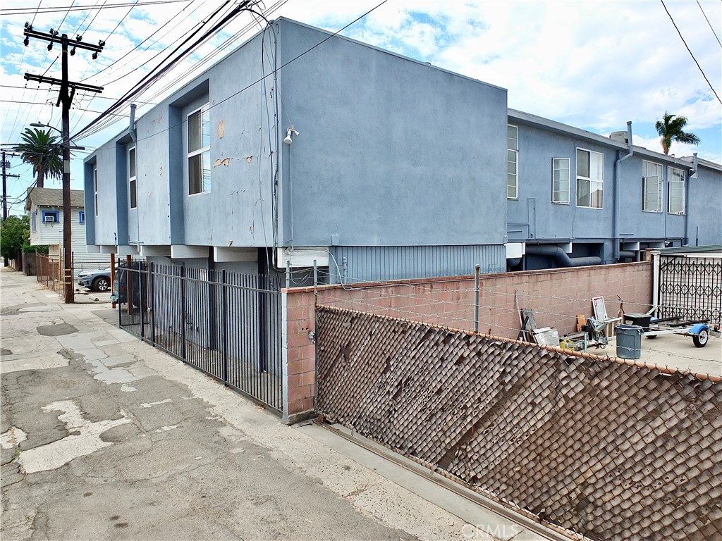 830 Atlantic Avenue Long Beach, CA 90813 - Photo 8 of 75 a view of a street with wooden fence