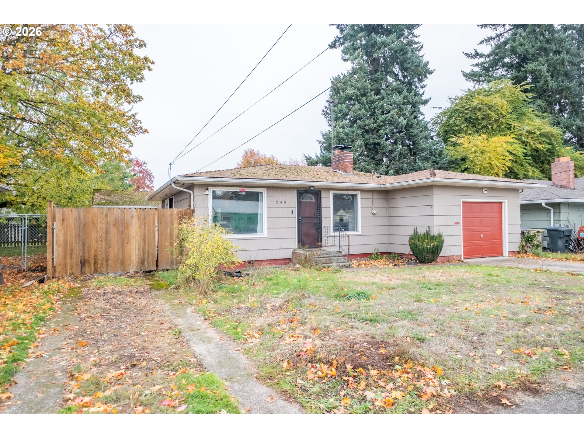 240 South 7th Street Lebanon, OR 97355 - Photo 3 of 27 a backyard of a house