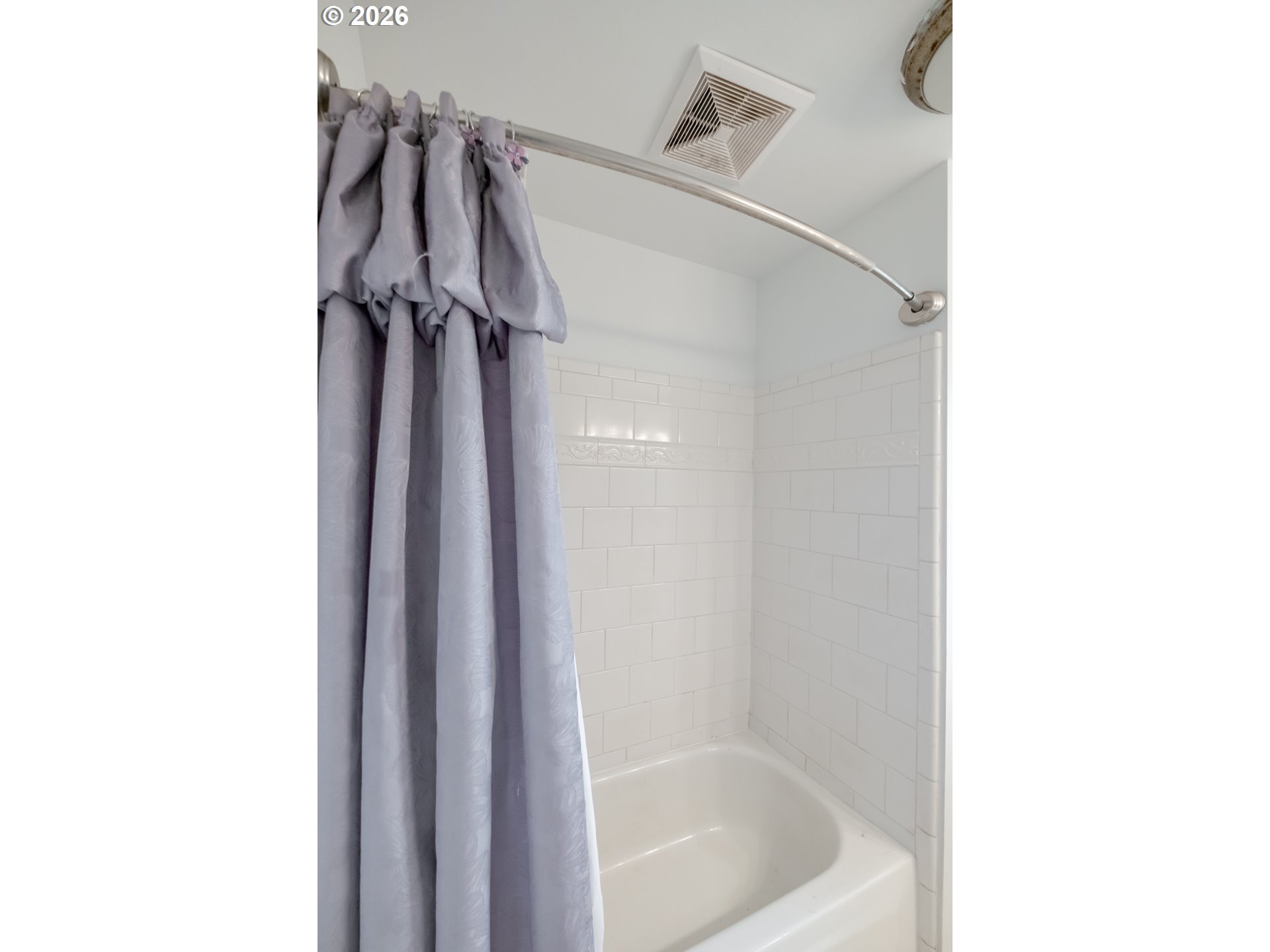 240 South 7th Street Lebanon, OR 97355 - Photo 8 of 27 a bathroom with a bathtub