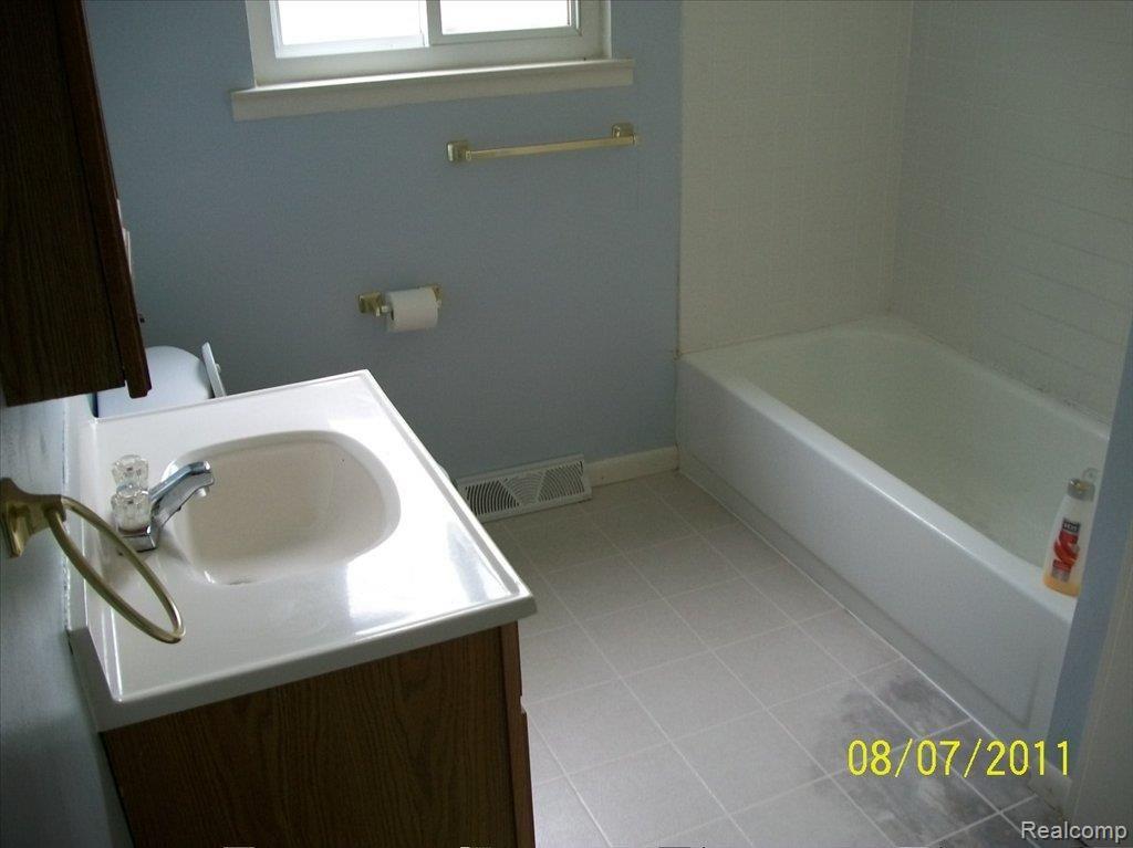 25930 Superior Road Taylor, MI 48180 - Photo 2 of 6 bath