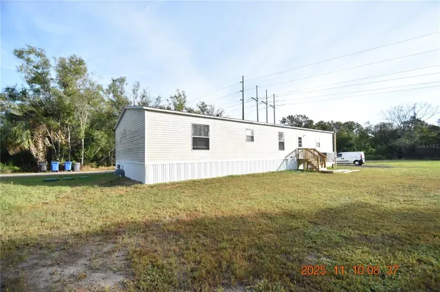 a view of a house with backyard and garden
