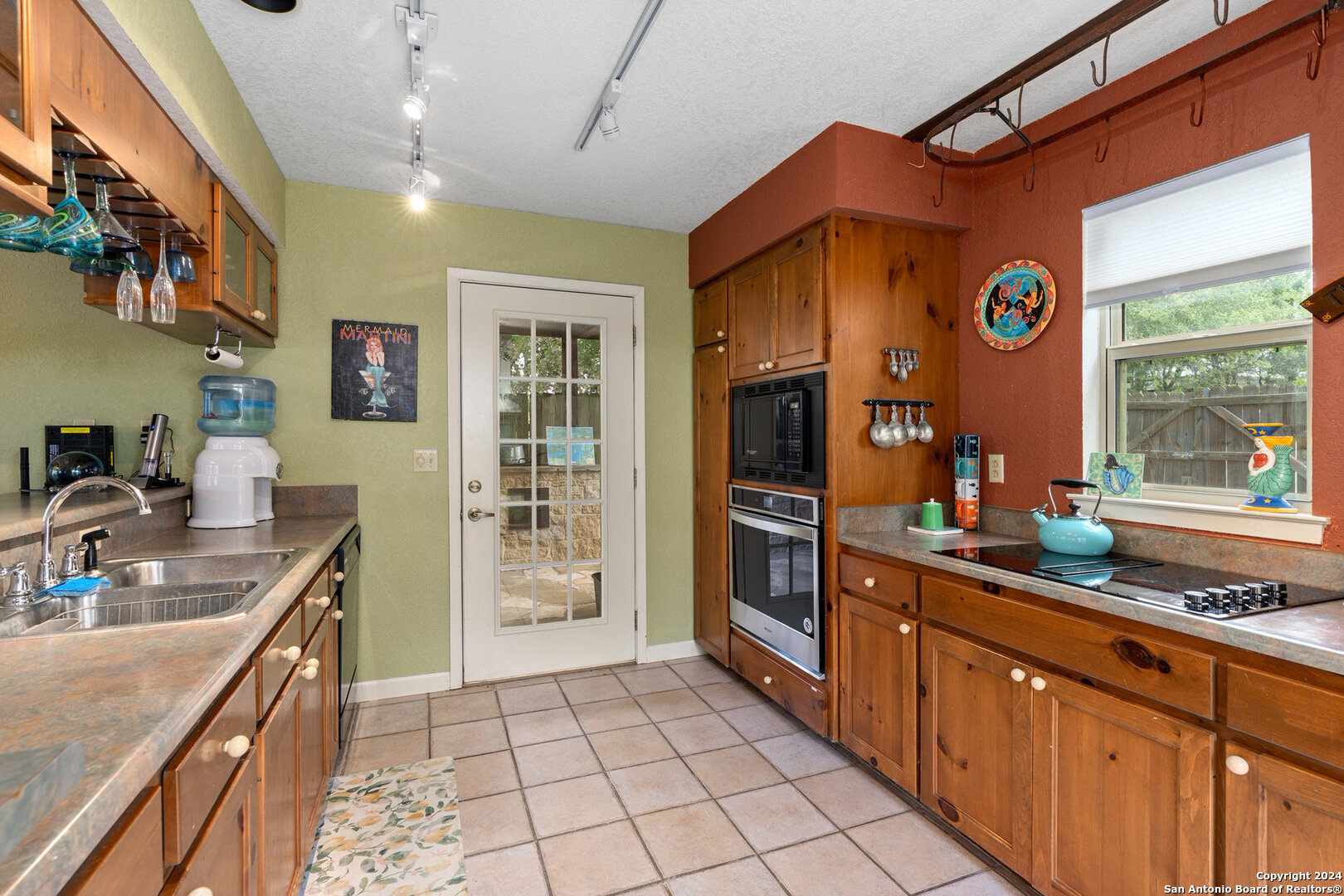 696 Faurie Road Lakehills, TX 78063 - Photo 11 of 37