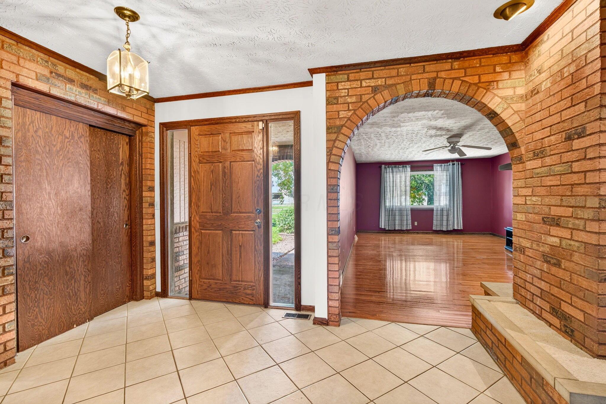6832 Young Road Orient, OH 43146 - Photo 4 of 59 Foyer
