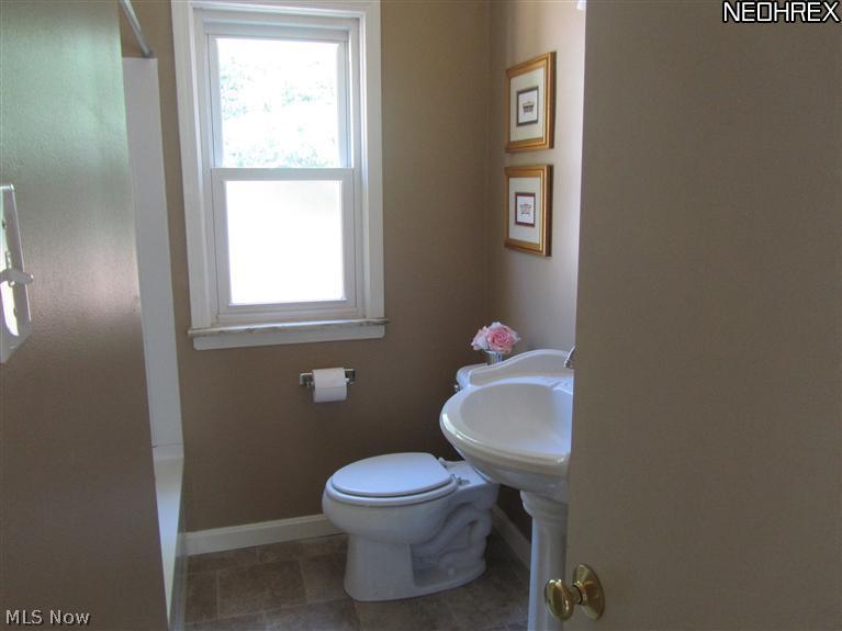 1325 Sunset Road Cleveland, OH 44124 - Photo 9 of 17 Full bath on first floor, totally remodelled.