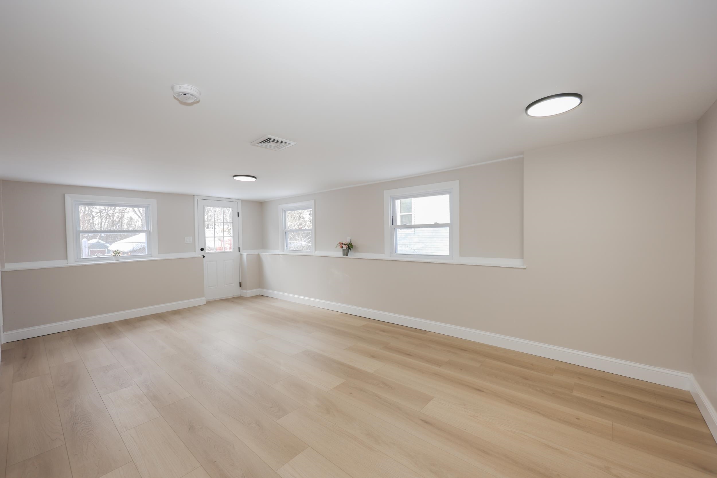 6 Mountain View Street Nashua, NH 03060 - Photo 4 of 42