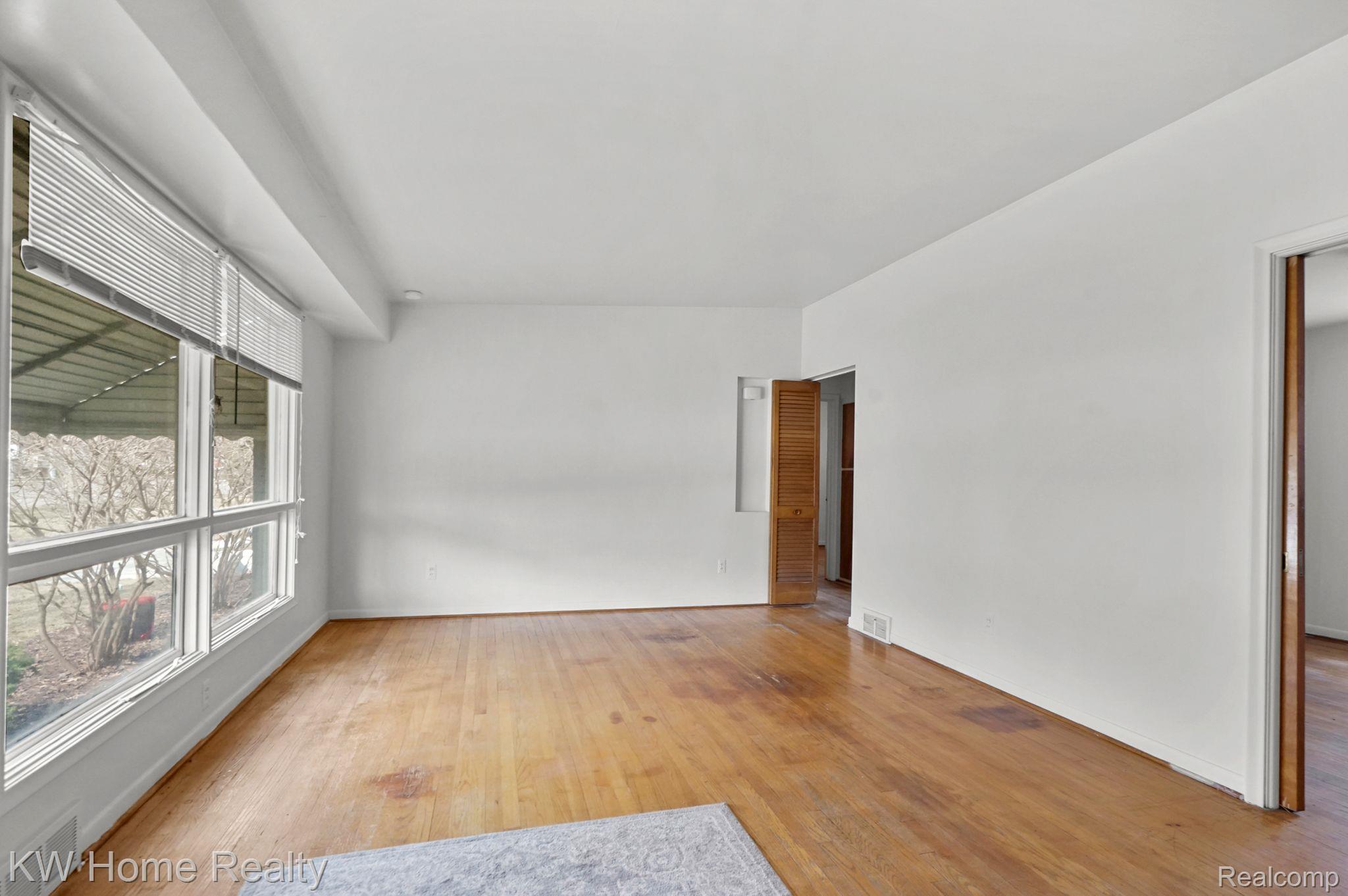 23114 Farmington Road Farmington, MI 48336 - Photo 3 of 25 Gallery Image 3