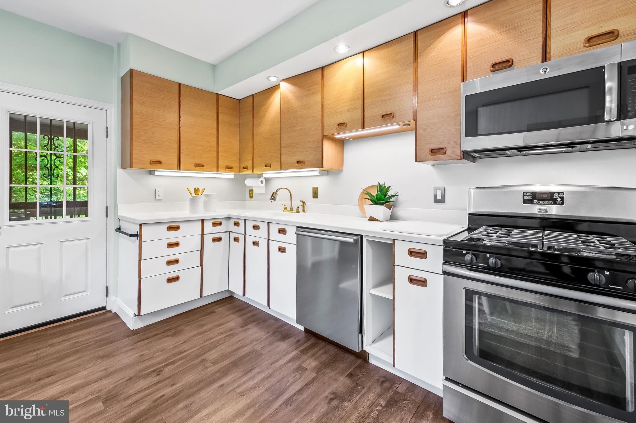 4513 Wilmslow Road Baltimore, MD 21210 - Photo 18 of 65 Lots of cabinet space & stainless steel appliances