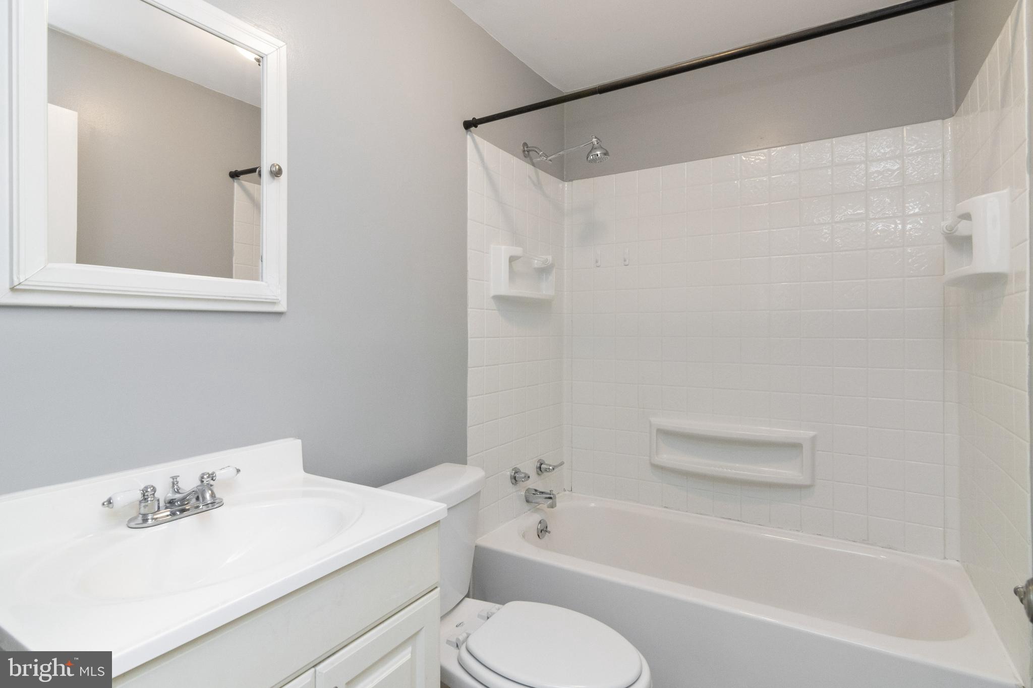 8134 Mid Haven Road Baltimore, MD 21222 - Photo 17 of 35 Bedroom level hall bath