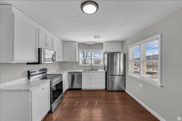 239 North Main Street St. George, UT 84770 - Photo 11 of 30 Upstairs unit kitchen