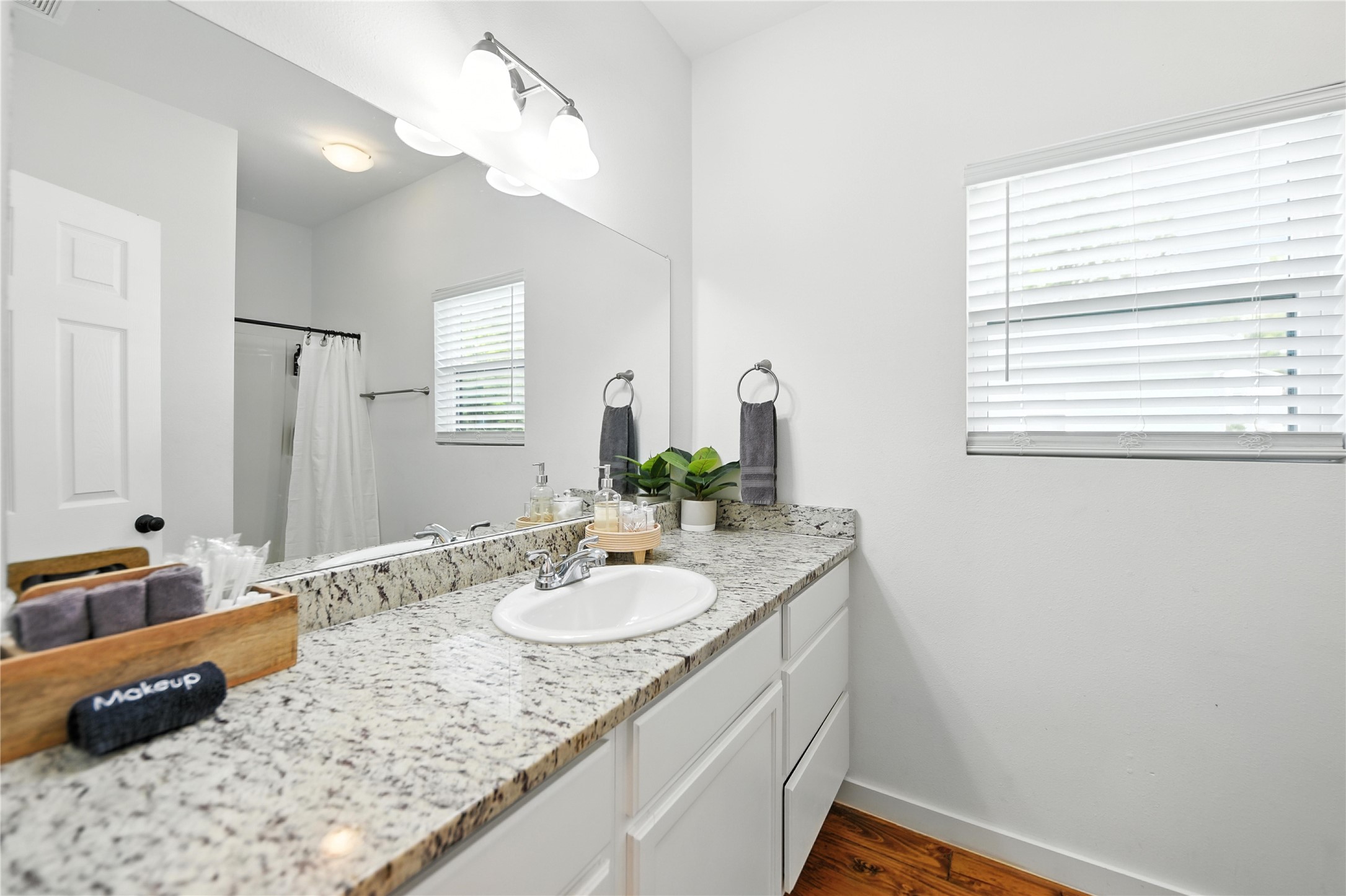 511 Pecan Street Brenham, TX 77833 - Photo 15 of 26 secondary bath