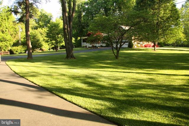 10231 Dunfries Road Vienna, VA 22181 - Photo 27 of 30 Beautiful, private, & very convenient location!