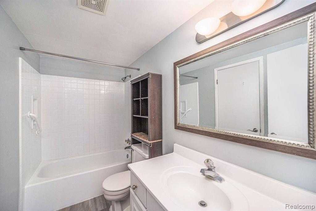 1683 Riverside Drive Rochester, MI 48309 - Photo 13 of 23
