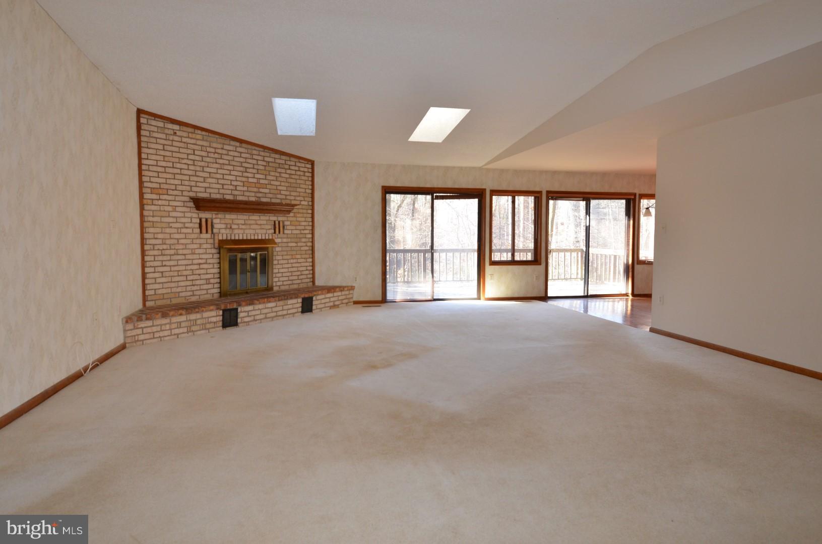 12382 Hunters Grove Road Manassas, VA 20112 - Photo 5 of 20 Living Room