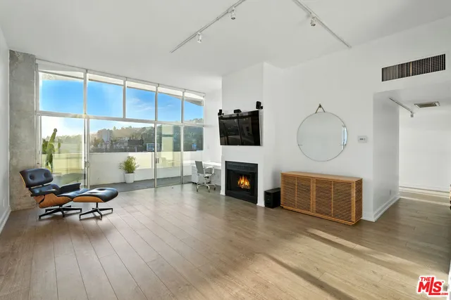 $6,995 | 1155 North La Cienega Boulevard, Unit 5, West Hollywood, CA 90069