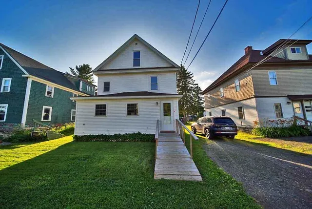 $99,900 | 4 Bowdoin Street, Houlton, ME 04730