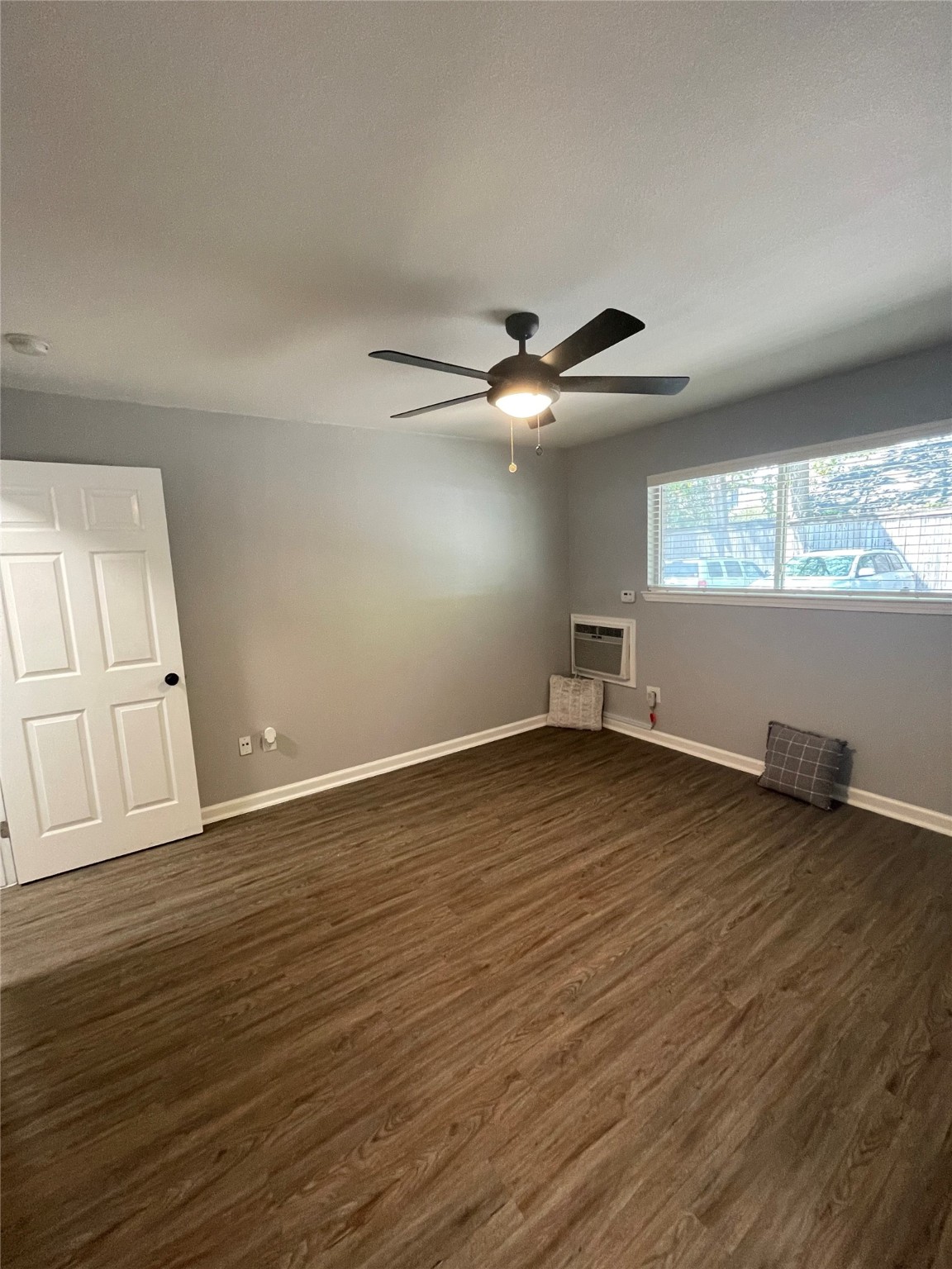 1225 West 25th Street, Unit 2 Houston, TX 77008 - Photo 2 of 6 an empty room with wooden floor and windows