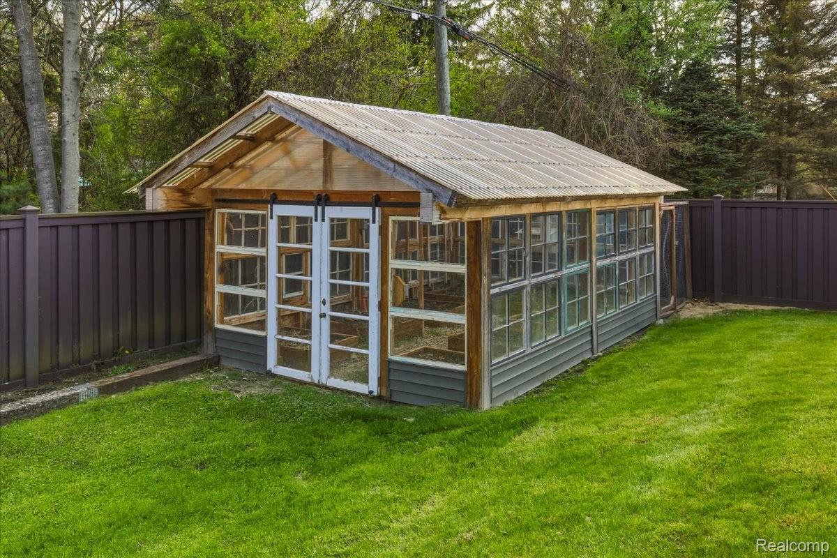 35339 West 13 Mile Road Farmington, MI 48331 - Photo 4 of 72 An Amazing Greenhouse!!!