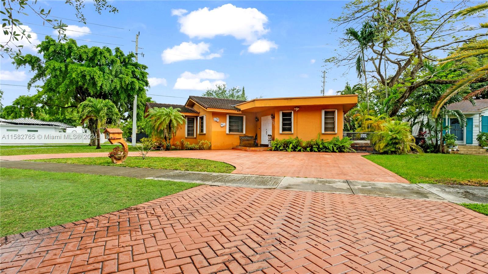 200 South Melrose Dr  