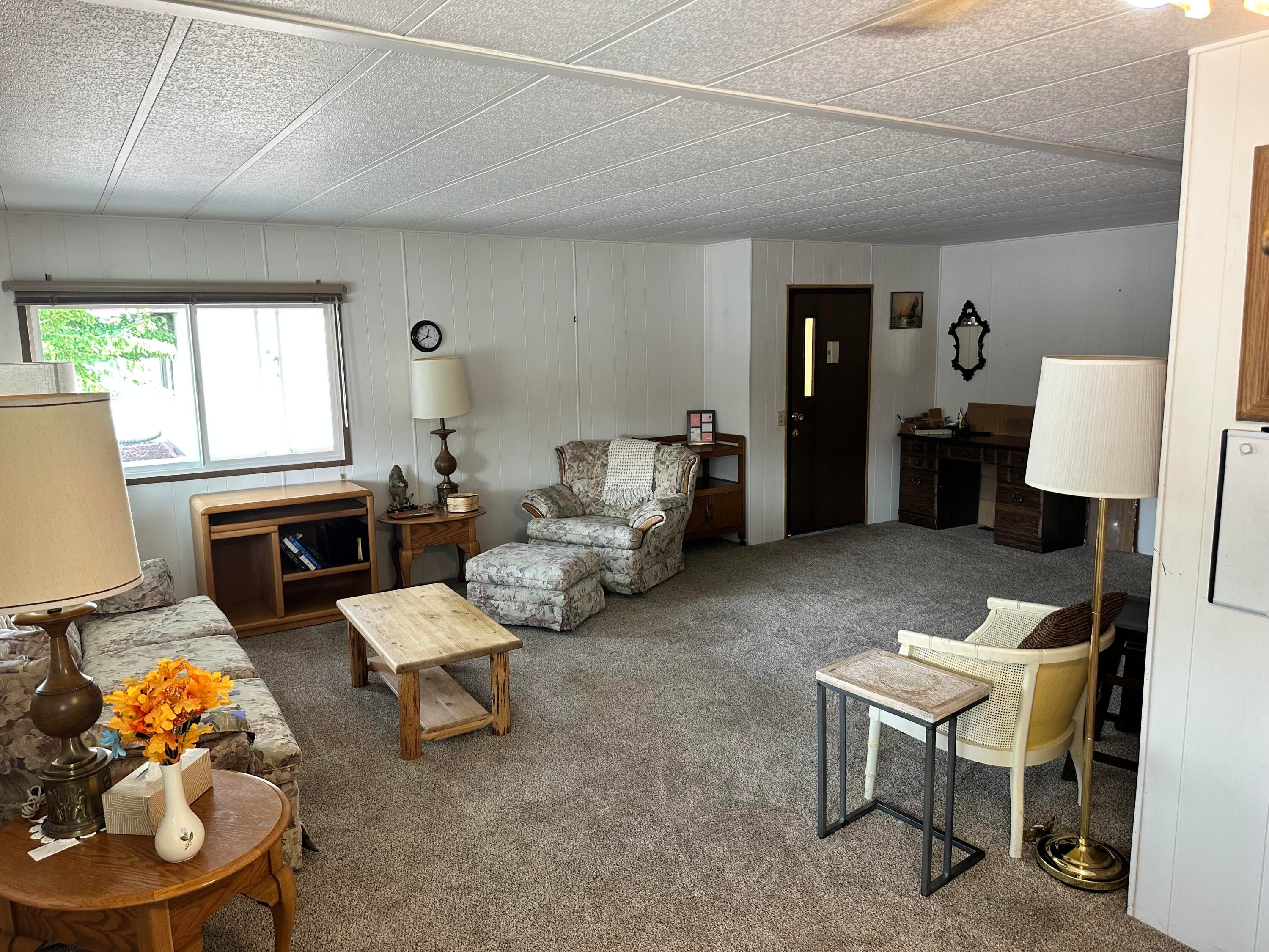 2252 West Table Rock Road, Unit 207 Medford, OR 97501 - Photo 24 of 39 Living Room