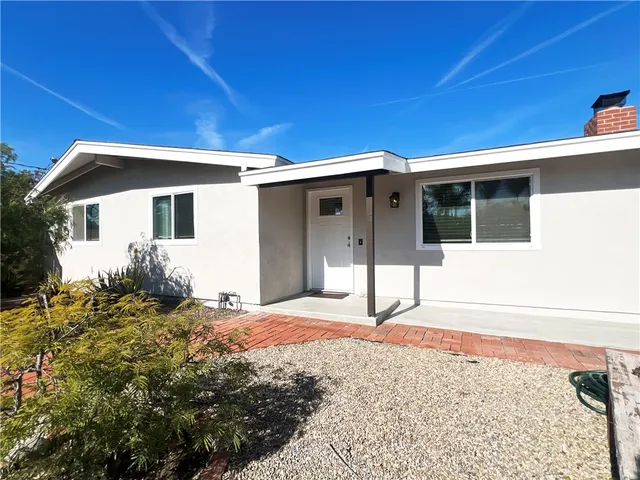 a view of backyard of the house