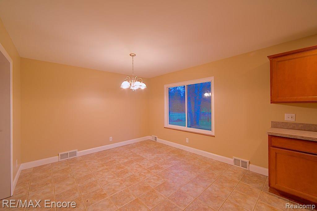 160 Kalhaven Road Rochester Hills, MI 48307 - Photo 4 of 24