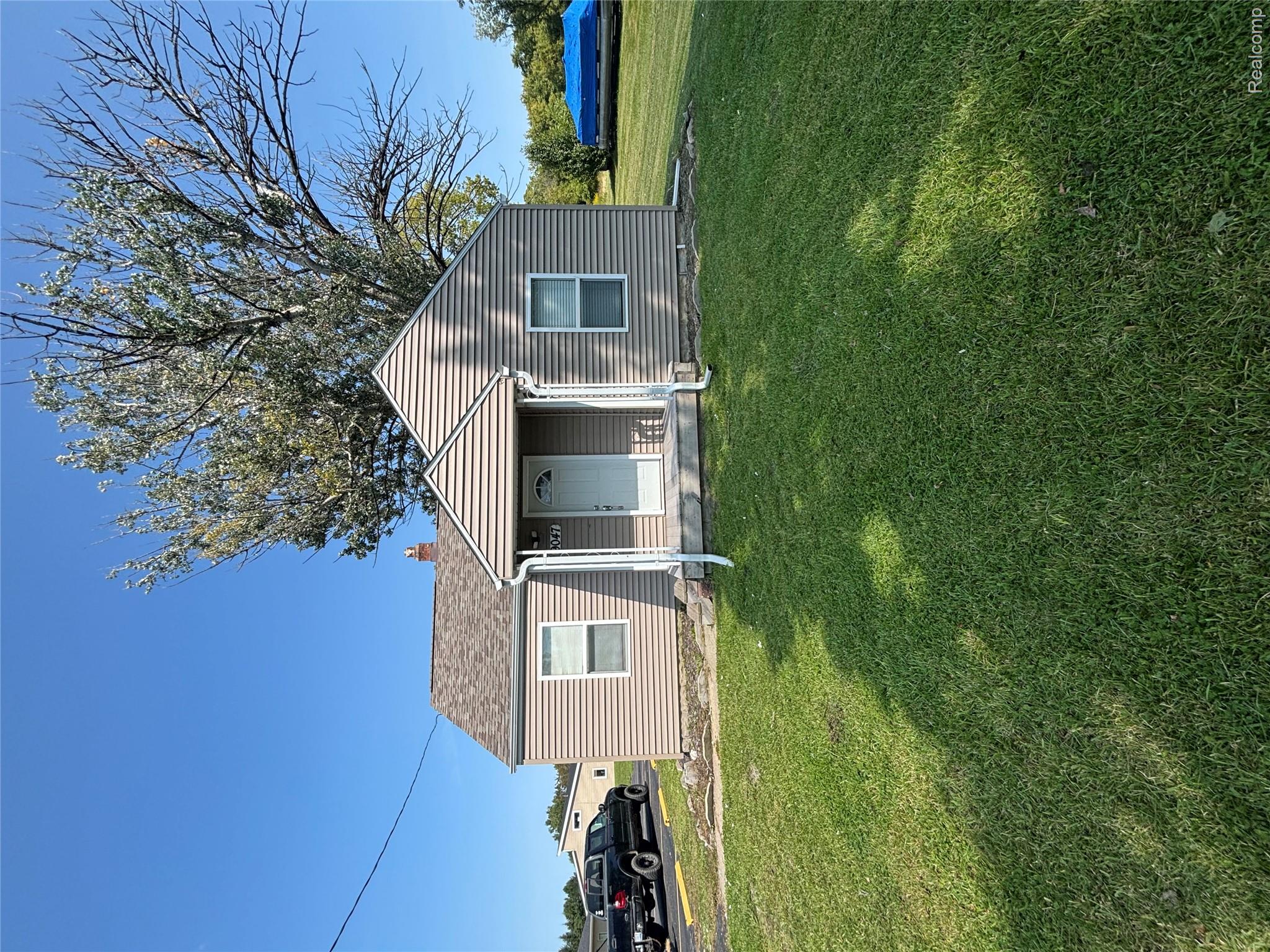 9047 Davison Road Davison, MI 48423 - Photo 1 of 11 Front house