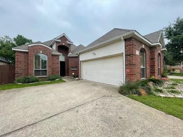 $2,700 | 408 Hideaway Court, Euless, TX 76039
