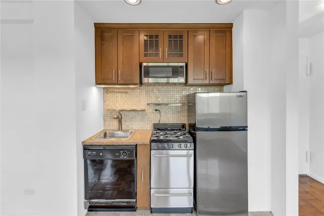 $159,000 | 3935 Blackstone Avenue, Unit 5K | Riverdale